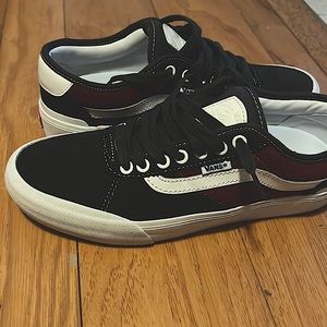 Vans Skate shoes. they run small. Color is asphalt pomegranate